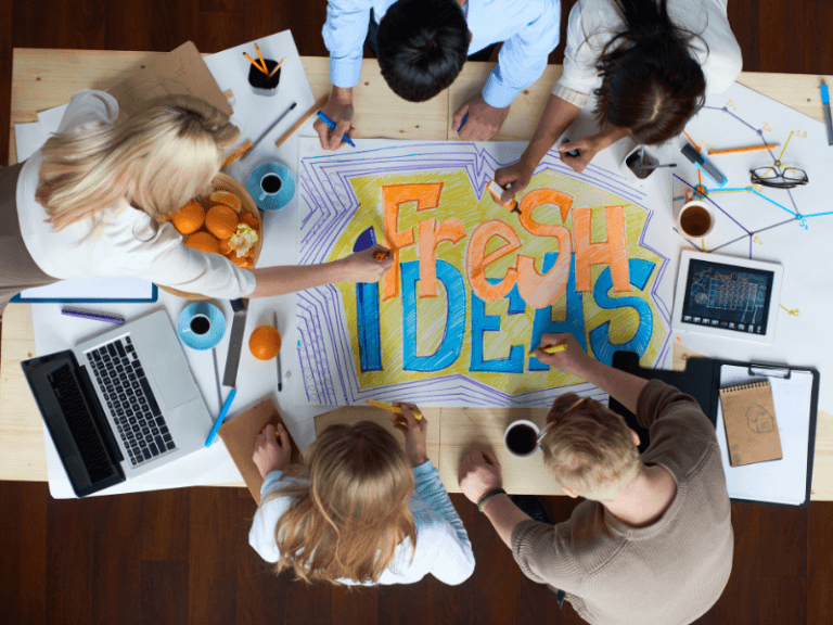 Personen die gemeinsam Ideen entwickeln