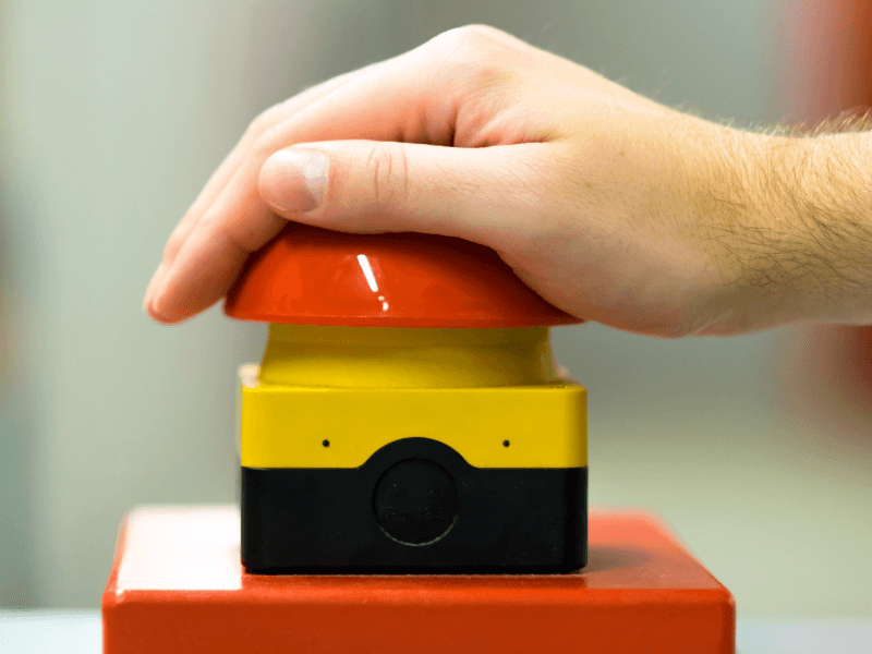 Button der von einer Hand gedrückt wird