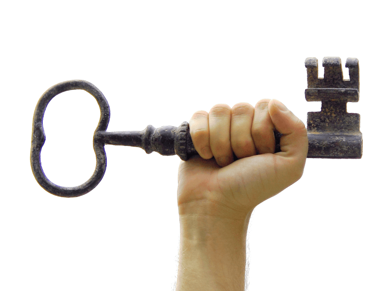 Eine Hand die einen Schlüssel umfasst